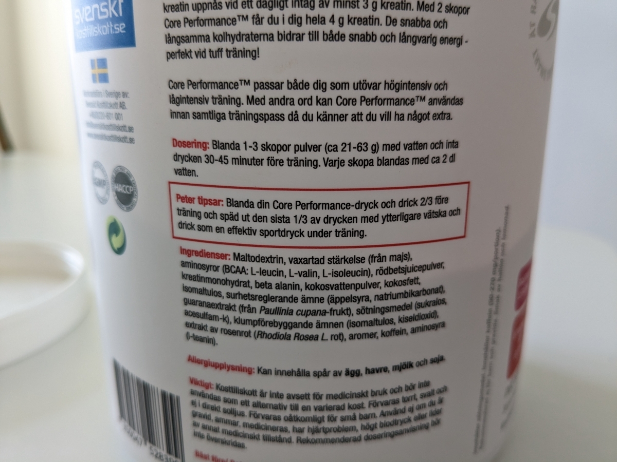 Baksida med dosering och ingredienser på Core Performance, bild från vår testperiod